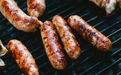 Barbecued jumbo sausages with tomato relish